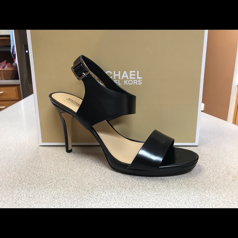 Michael Kors Claudia Mid Black 10